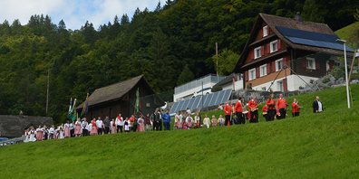 Der festliche Zug anlässlich der Sennenchilbi durch Innerthal.