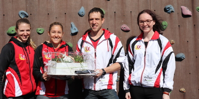 Von links: Luzia Hutter, Natalie Buschor, Präsident Kuno Hutter und Lara Langenegger bei der Übergabe im kleinen Kreis.