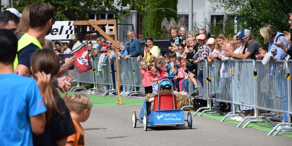 Immer ein Highlight am Herbstmarkt in Bertschikon: Das Seifenkistenrennen.