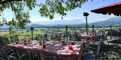 Wenns warm wird und die Sonne scheint, werden wir wieder Betrieb in den Gastgärten, wie hier bei Schloss Weinstein ob Marbach, sehen