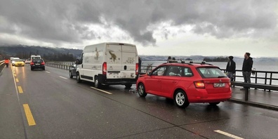 Bei der Kollision entstand ein Sachschaden in der Höhe von über zwanzigtausend Franken.