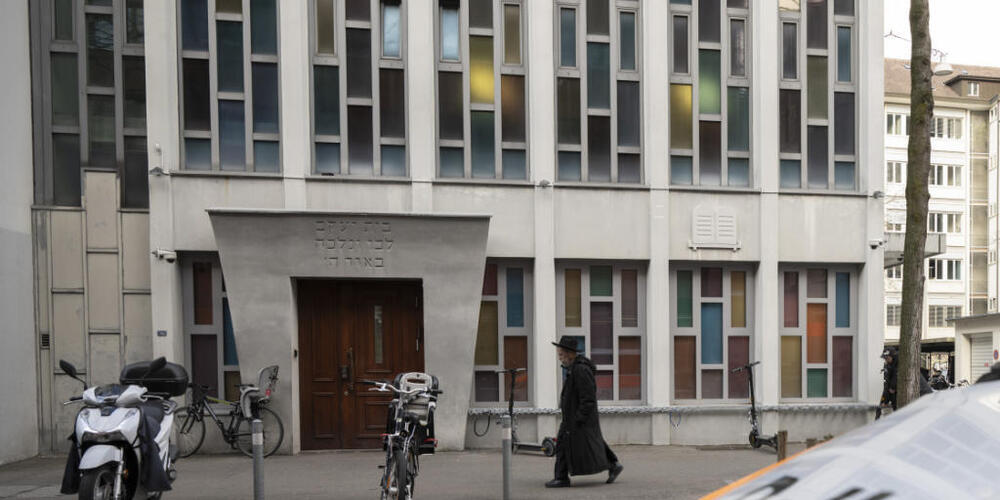 Die Stadt Zürich will ihren Betrag für den Schutz von Minderheiten verdoppeln, von einer auf zwei Millionen Franken. Mit dem Geld wird unter anderem der Schutz für die Synagogen verstärkt. Im Bild die Synagoge Agudas Achim in Wiedikon. (Archi...