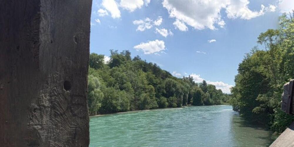Blick von der Auguetbrücke auf die Aare.