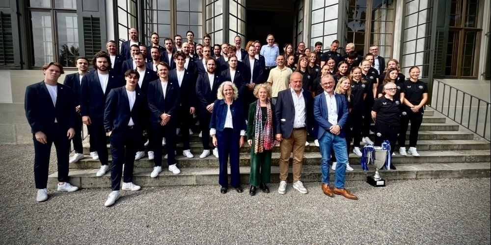 Die Fussball-Cupsiegerinnen und die Eishockey-Meister mit der Zürcher Politik-Elite.