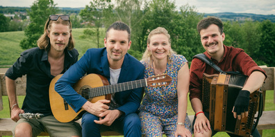 Spielt neue Volksmusik direkt vom Biohof: die Peter Mayer Hofkapelle.