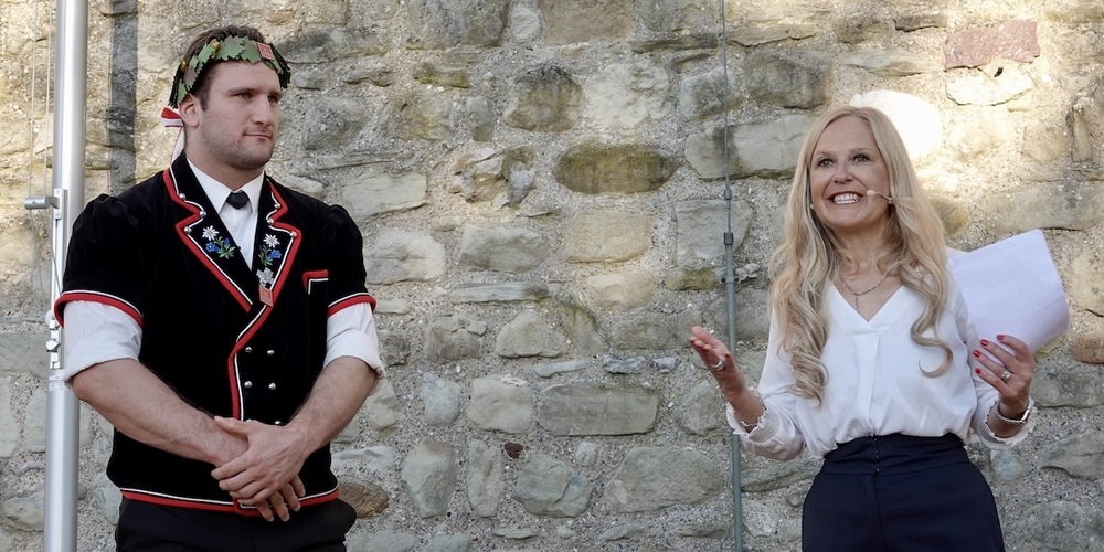 Schwingerkönig Armon Orlik und Stadtpräsidentin Barbara Dillier am Empfang beim Schloss Rapperswil.