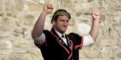 Am Samstag wird man den Schwingerkönig weniger entspannt erleben. Am Super10Kampf muss er sich auf ungewohntes Gelände wagen.