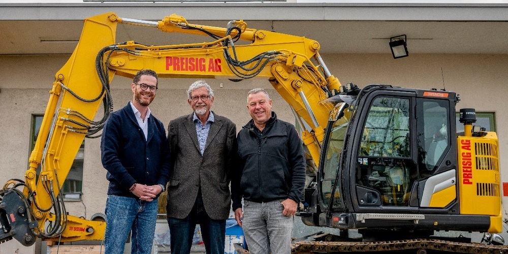 Die Hugo Dietsche AG, vertreten durch Geschäftsführer Christian Dietsche (v.l.), übernimmt die Preisig AG von Paul Preisig (Mitte). Der etablierte Firmenname bleibt erhalten. Für die operative Führung der Preisig AG ist weiterhin Walter Schmid (r.) verantwortlich