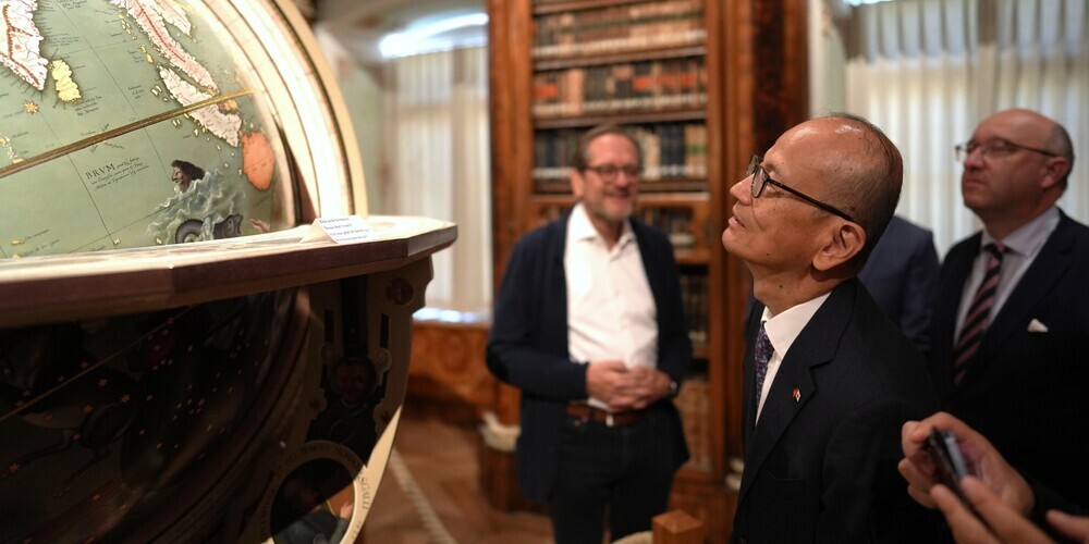 Japanischer-Botschafter-erstmals-in-der-Stiftsbibliothek