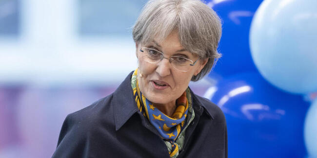 Die Zuger Volkswirtschaftsdirektorin Silvia Thalmann-Gut (Mitte) überreichte am Donnerstag den Innovationspreis an die Gewinnerfirma.