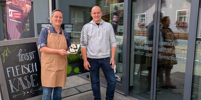 Patrik Scheiwiller (Geschäftsführer, Scheiwiller Schlossmetzg) und Francesco Gasser (Bereichsleitung Kulinarik, Stiftung Leben im Alter Herisau) vor der Schlossmetzg.