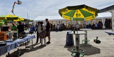 Rund 120 Gäste genossen beim SVP-Puurezmorge auf der Deponie Chrüzlen das reichhaltige Buffet und Rahmenprogramm.