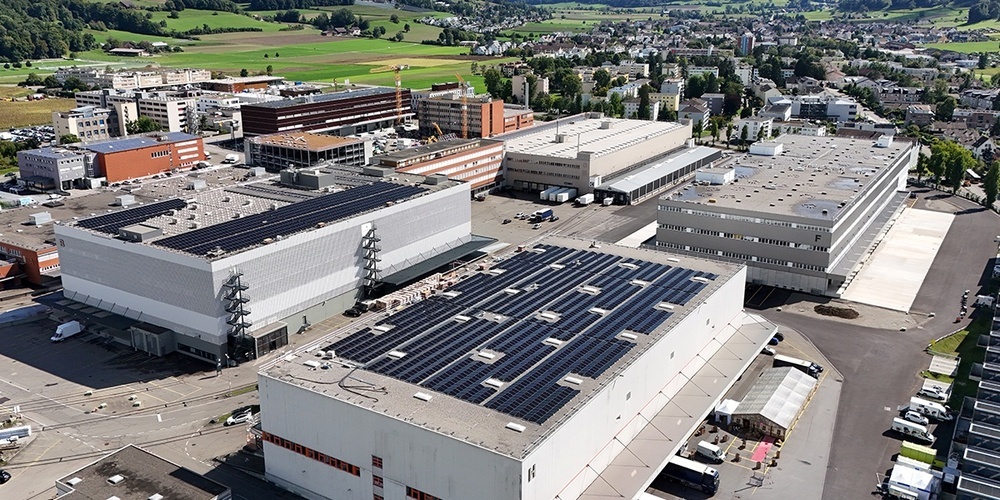 Die Solaranlage entsteht auf dem Logistikareal Embraport in Embrach.