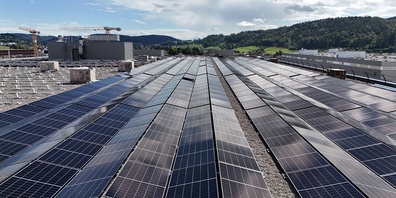 Auf grossen Dächern soll im Kanton Zürich künftig eine Solarpflicht gelten.