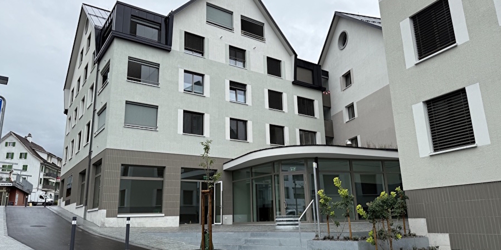 Der neue Dorfsaal mit Foyer und Vorplatz.