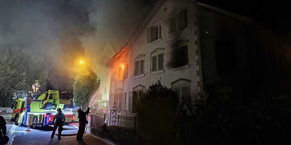 Einsatzkräfte der Feuerwehr Uster beim Löschen des Brandes im ersten Obergeschoss.