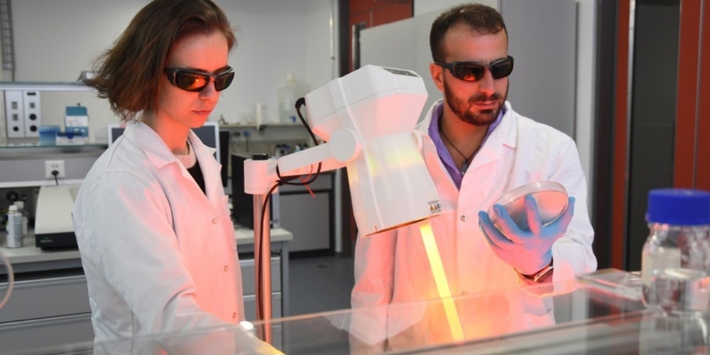 Mikrobenjäger: Die Empa-Forschenden Paula Bürgisser und Giacomo Reina vom «Nanomaterials in Health» Labor in St. Gallen. 