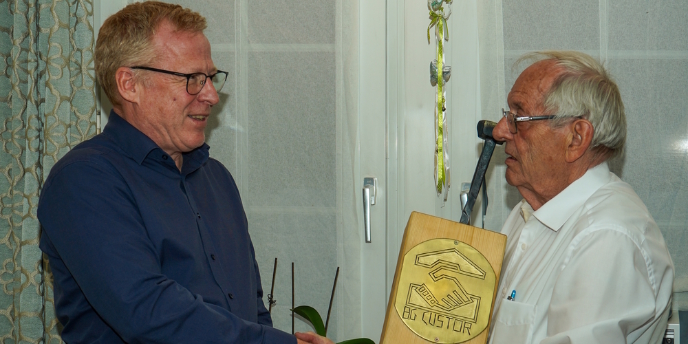 Präsidiumsübergabe August (Güst) Kuster (r.) mit Nagelsymbol an Jörg Frei (l.).