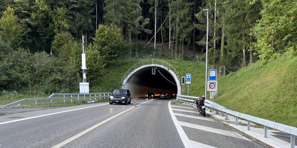 Das Motorrad überschlug sich und landete auf dem Fahrer.