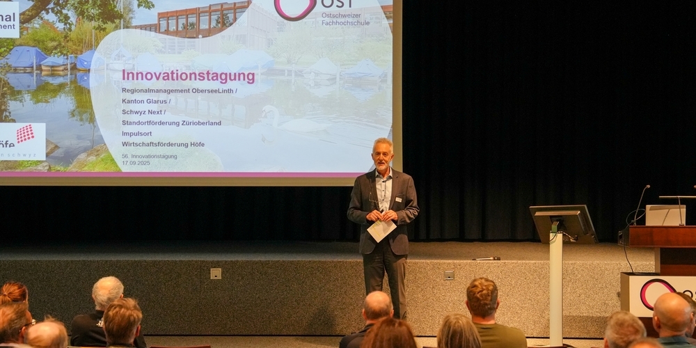 Prof. Alex Simeon, Delegierter der Hochschulleitung und Standortleiter Rapperswil-Jona der OST, begrüsst die Teilnehmenden der 56. Innovationstagung am OST-Campus Rapperswil-Jona.