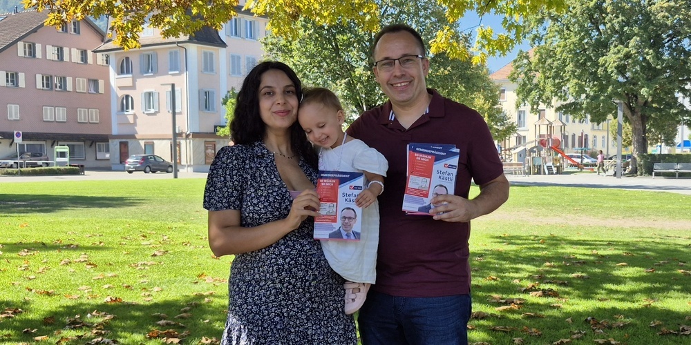 Familiennah im Wahlkampf: Stefan Kästli mit Frau Meri und Tochter Astoria beim Flyer-Verteilen in St.Margrethen