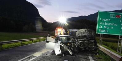 Zwei Autofahrer sind bei einer Frontalkollision in Bonaduz GR verletzt worden.