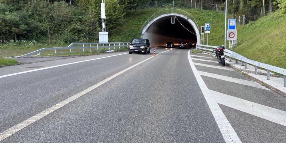 Auf der A15 in Richtung Hinwil verunfallte ein 72-jähriger Töfffahrer beim Abbremsen vor einem Tunnel.