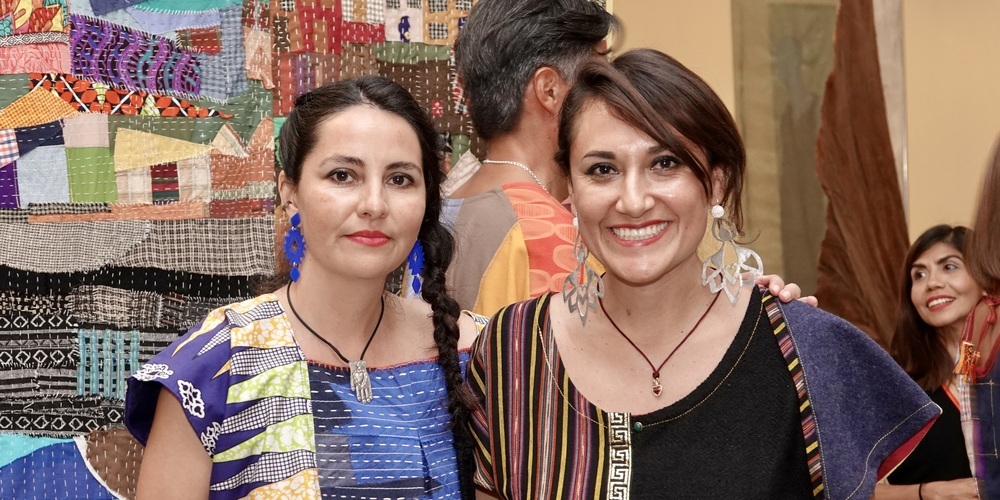 Francisca Javiera Montecino Mack (l.) präsentierte zusammen mit Ruth Pilotto, Gründerin von IntegrArte, im Rahmen der Kulturnacht Kleider aus ihrer Kollektion Alimapu.