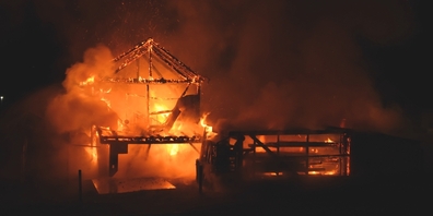 Der Brand griff auch auf ein Wohnhaus über, das die Bewohner jedoch rechtzeitig verlassen konnten.