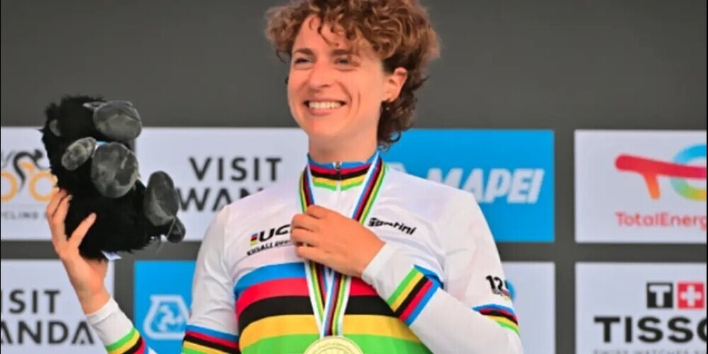 Das Regenbogentrikot steht ihr gut: Reusser strahlt über einen historischen Triumph.