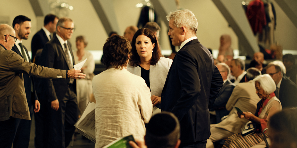 Jubiläumsveranstaltung im St.Galler Pfalzkeller mit Bundesrat Beat Jans (stehend 1.v.r.) als Ehrengast.