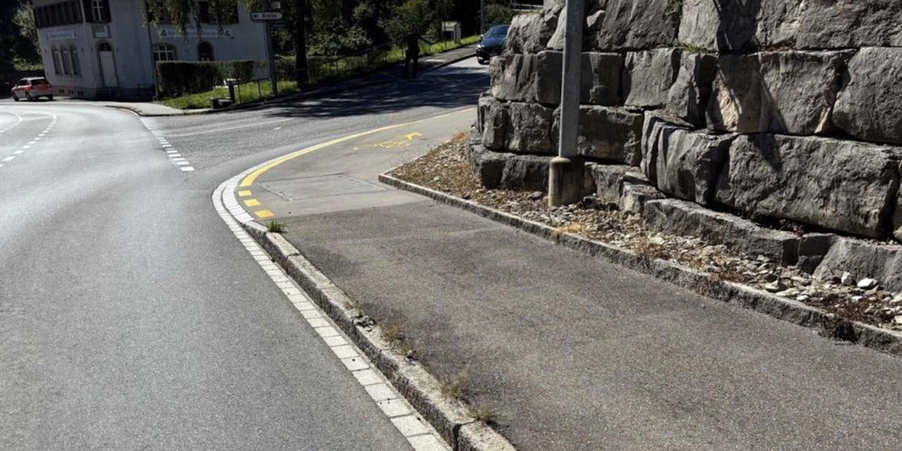 Beim Unfall wurde das E-Bike beschädigt und durch Polizeifunktionäre an den Wohnort des Verunfallten gebracht.