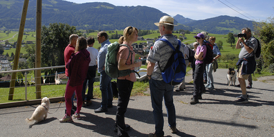 Mit der FDP-Ständerätin Petra Gössi (Bildmitte) auf Wanderschaft rund um den Buechberg.