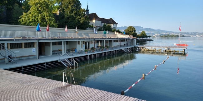 Ein 81-jähriger Schweizer wurde nach dem Zusammenbruch im Wasser in der Seebadanstalt Rapperswil erfolglos reanimiert. (Archivbild)