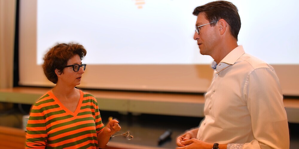 Mit dem Bildungsanlass den gesunden Umgang mit Jugendlichen fördern: Berufsbildungsexpertin Vera Class und Claude Stadler, Präsident von SchuWi Rheintal