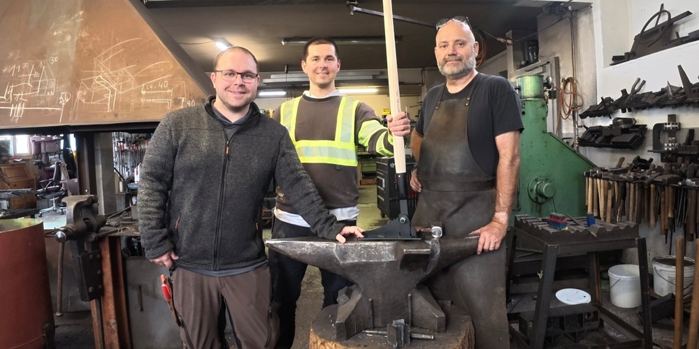 Kunstschmied Leo Benazzi (rechts) hat gemeinsam mit den Brüdern Tobias und Lukas Duschinger ein Gartengerät entwickelt.