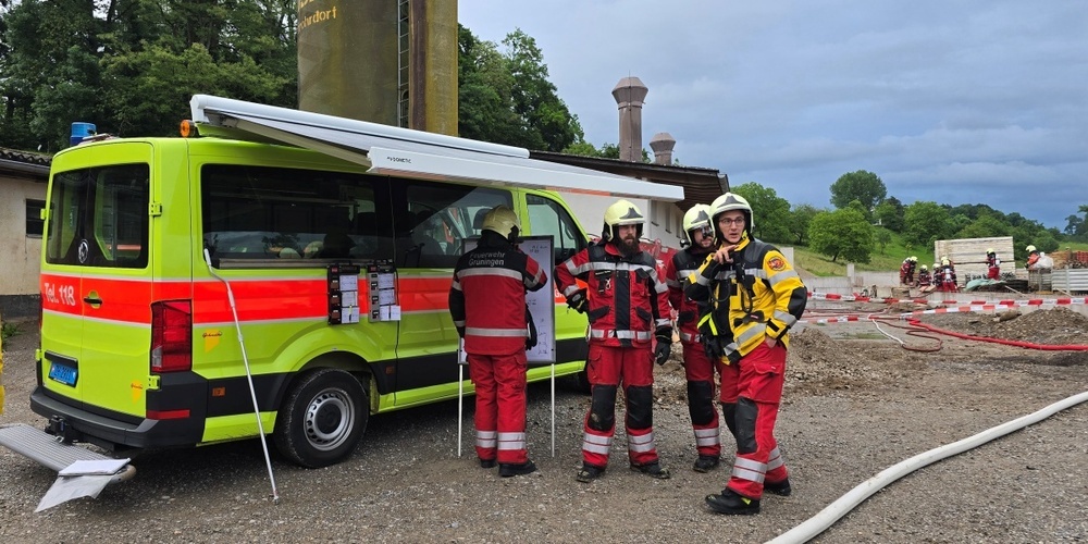 An einer Übung sind alle Mitglieder der Feuerwehr gefordert.