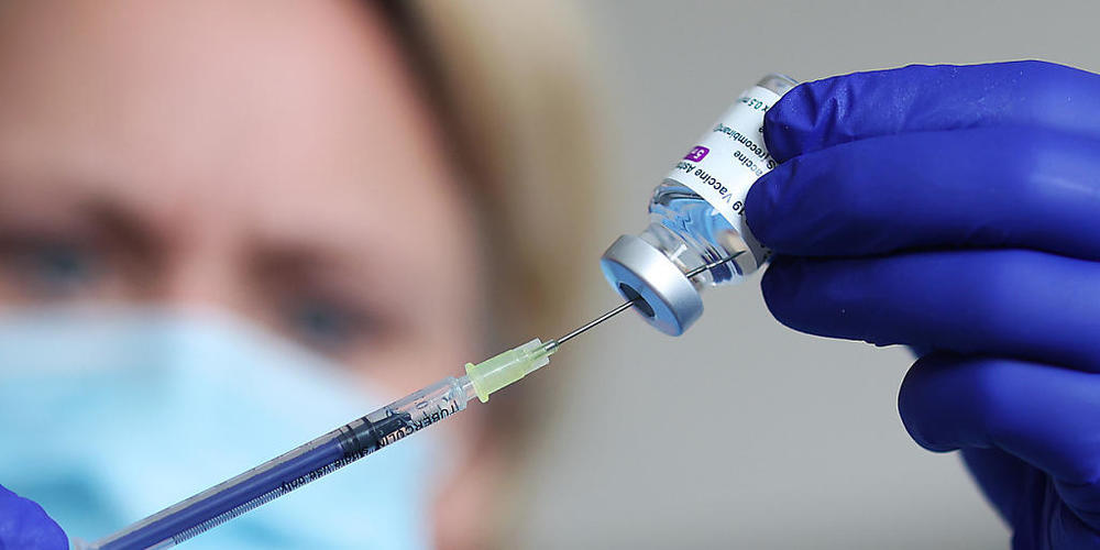 ARCHIV - Eine Ärztin präpariert eine Spritze mit dem Impfstoff AstraZeneca im Impfzentrum des polizeiärztlichen Dienstes Sachsen-Anhalt. Nach Dänemark setzt auch Norwegen die Impfungen mit dem Impfstoff des britisch-schwedischen Unternehmens Astra...
