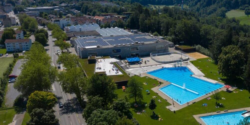 Die Traglufthalle wird in den nächsten Wochen über dem Schwimmbecken des Freibads Lerchenfeld aufgebaut.