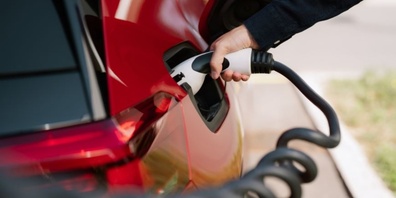 Beim Laden von Elektroautos besteht ein Zielkonflikt zwischen niedrigen Stromkosten und geringen CO₂-Emissionen. 