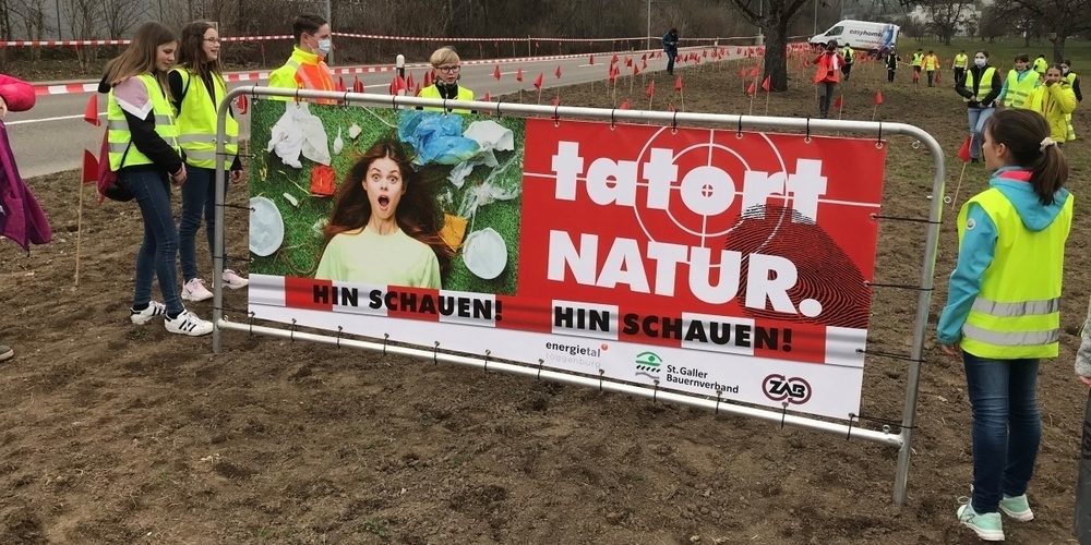 20 Abfallbotschafter*innen der Oberstufe Kirchberg machen Littering an der Industriestrasse Bazenheid sichtbar.