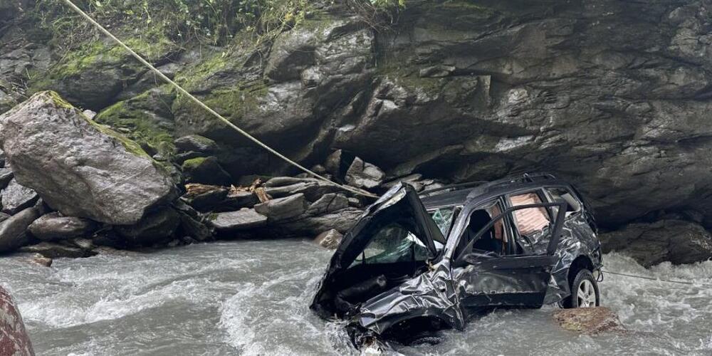 Eine 52-jährige Autofahrerin und ihre 72-jährige Beifahrerin haben am Mittwochmorgen bei einem Unfall in Sool schwere Verletzungen erlitten. Ihr Fahrzeug  kam in der Sernf zum Stillstand.