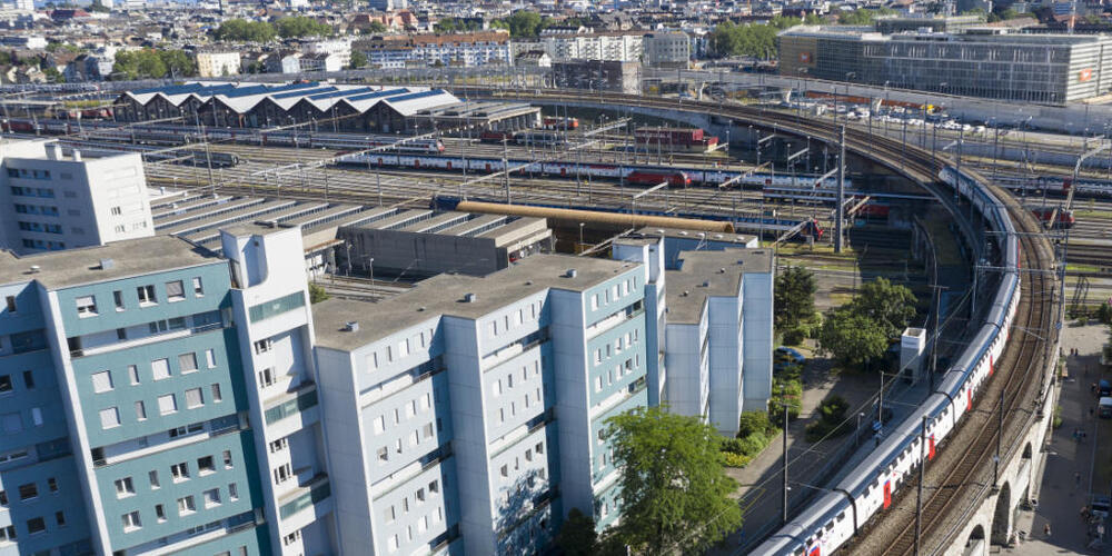 Die Badmintonhalle (rechts) beim Viadukt im Kreis 5 ist gefährdet. Das Stadtzürcher Parlament will nun verhindern, dass sie für eine Velobrücke geopfert wird. (Archivbild)