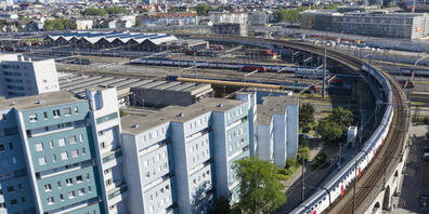 Die Badmintonhalle (rechts) beim Viadukt im Kreis 5 ist gefährdet. Das Stadtzürcher Parlament will nun verhindern, dass sie für eine Velobrücke geopfert wird. (Archivbild)
