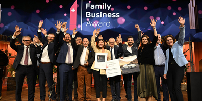 Das Gewinnerunternehmen 2025: CAMION TRANSPORT AG mit Maja Riniker, Nationalratspräsidentin (3.v.r.), Martin Haefner, Verwaltungsratspräsident AMAG Group AG (mitte), Helmut Ruhl, CEO AMAG Group AG (links), und FBA-Jurypräsident Karim Twerenbold (3.v.l.).