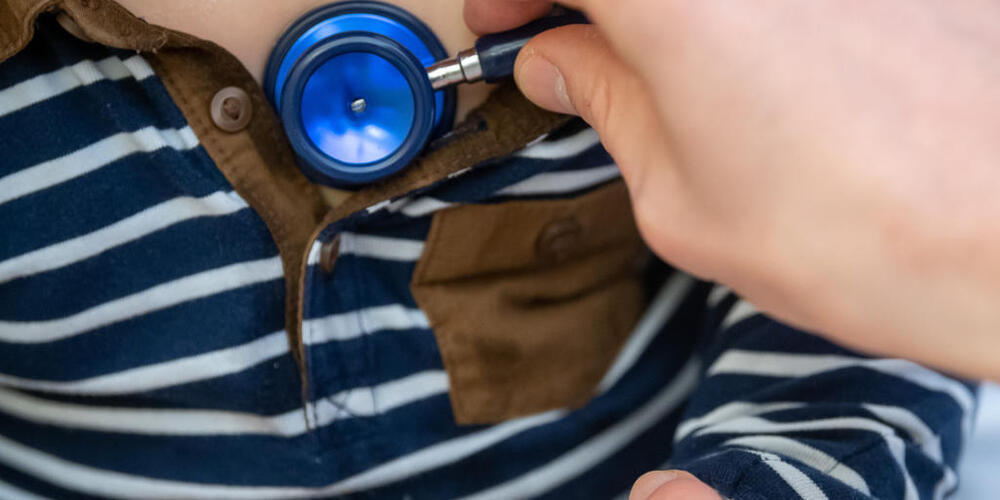 Die Schwyzer Regierung will neu auch Praxisassistenzstellen für Kinderärztinnen und Kinderärzte fördern. (Symbolbild)