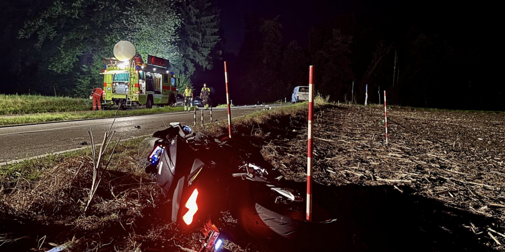 Nach einem schweren Unfall musste ein Motorradfahrer in kritischem Zustand per Rega ins Spital geflogen werden. Die Kantonspolizei sucht Zeugen des Unfalls.