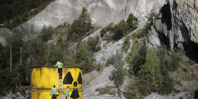 Greenpeace-Aktivisten stellen ein  überdimensionales Atommüllfass auf in der Bündner Rheinschlucht bei Versam. Mit der Kunstinstallation will die Umweltorganisation die Gefahr durch die Atomenergie veranschaulichen.