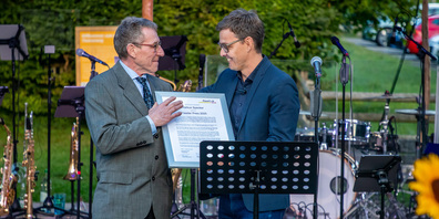 Flawiler Preis 2025: Preisträger Markus Specker (links) mit Gemeinderat Edi Hartmann anlässlich der Preisübergabe.