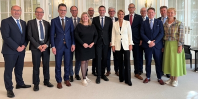 Gruppenbild des Treffens der Ostschweizer Regierungskonferenz mit Bundespräsidentin Karin Keller-Sutter (6.v.r.) in Bern.